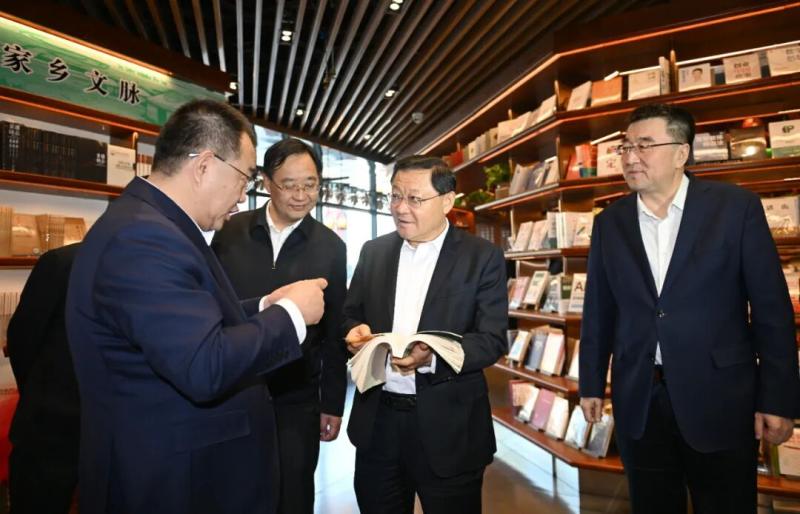 王伟中在调研书香内蒙古建设工作时强调认真落实《全民阅读促进条例》 营造爱读书、读好书、善读书的浓厚氛围