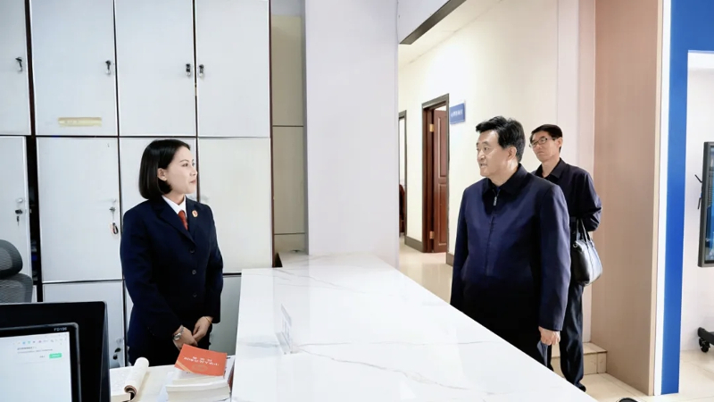 贺伟华深入临河区调研信访和综治工作并接待来访群众相关图片