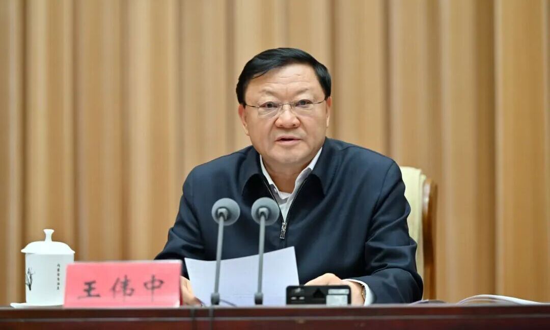 自治区党委理论学习中心组围绕铸牢中华民族共同体意识推进中华民族共同体建设举行集体学习 潘岳作辅导讲座 王伟中主持并讲话 包钢张延昆时光辉出席相关图片