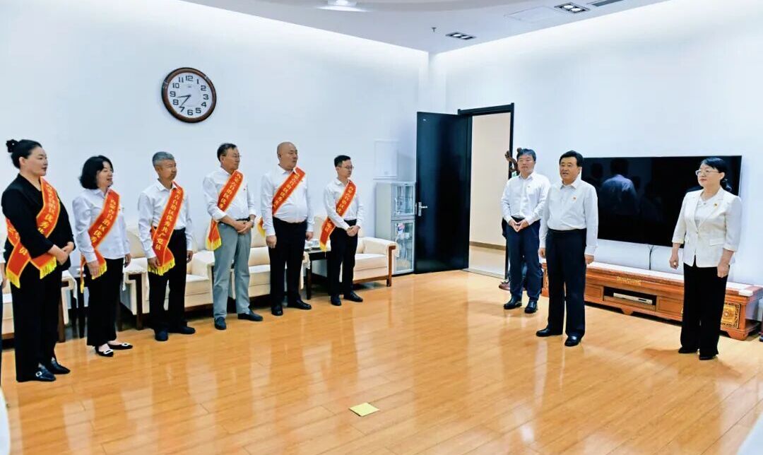 贺伟华张鸿福会见我市自治区“两优一先”表彰对象
