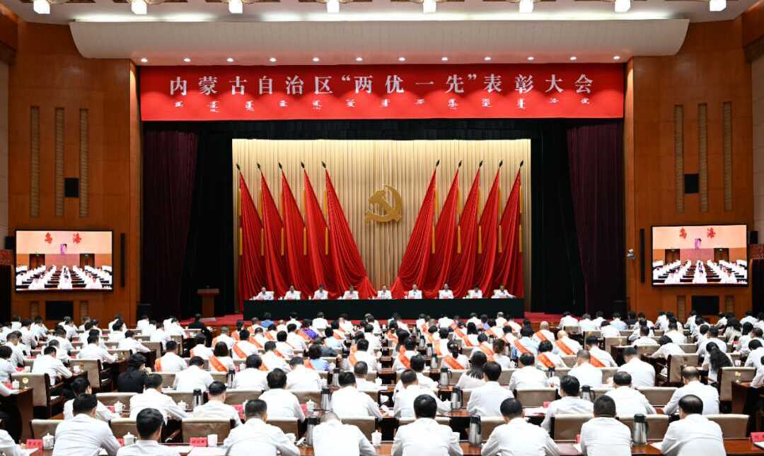 自治区“两优一先”表彰大会在呼和浩特召开王伟中讲话并讲授树立和践行正确政绩观学习教育专题党课 包钢主持 张延昆时光辉出席