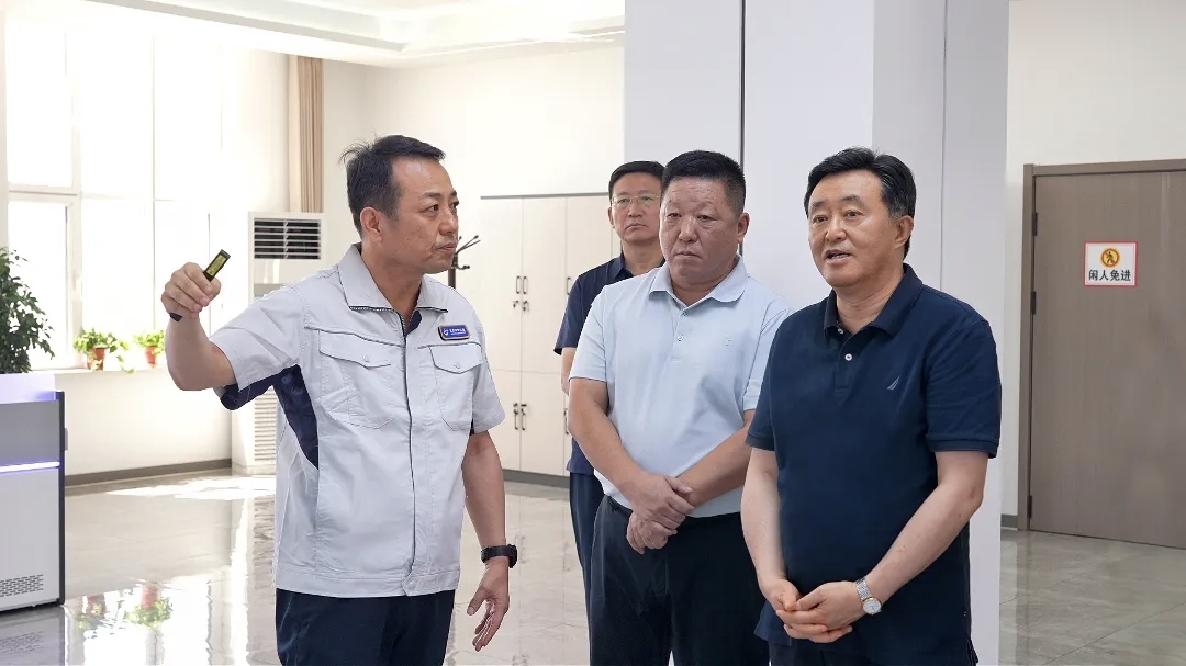 贺伟华深入乌拉特中旗、甘其毛都口岸调研相关图片