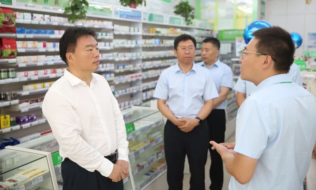 张鸿福在临河区调研医保基金管理、农村生活垃圾治理等工作相关图片